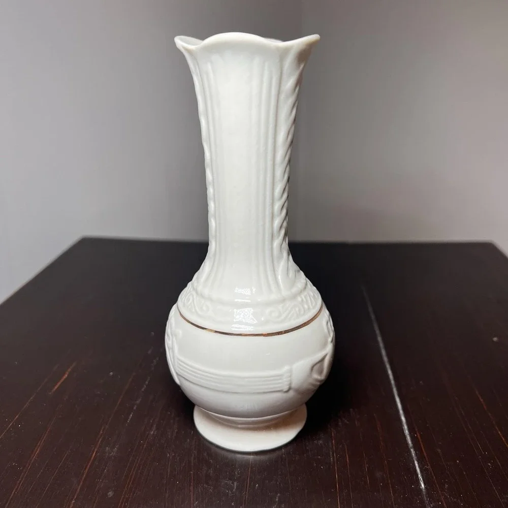 Belleek Claddagh Irish Collection Bud Vase Embossed Hands Heart And Clovers